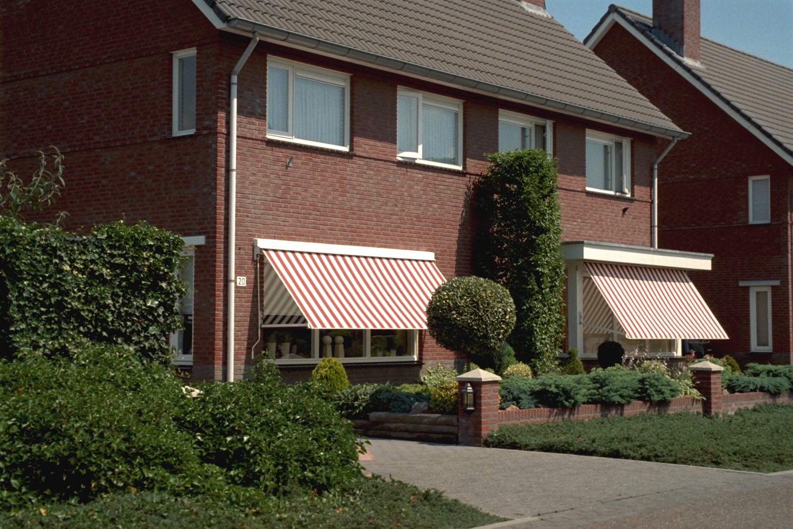 Uitvalscherm aan gevel